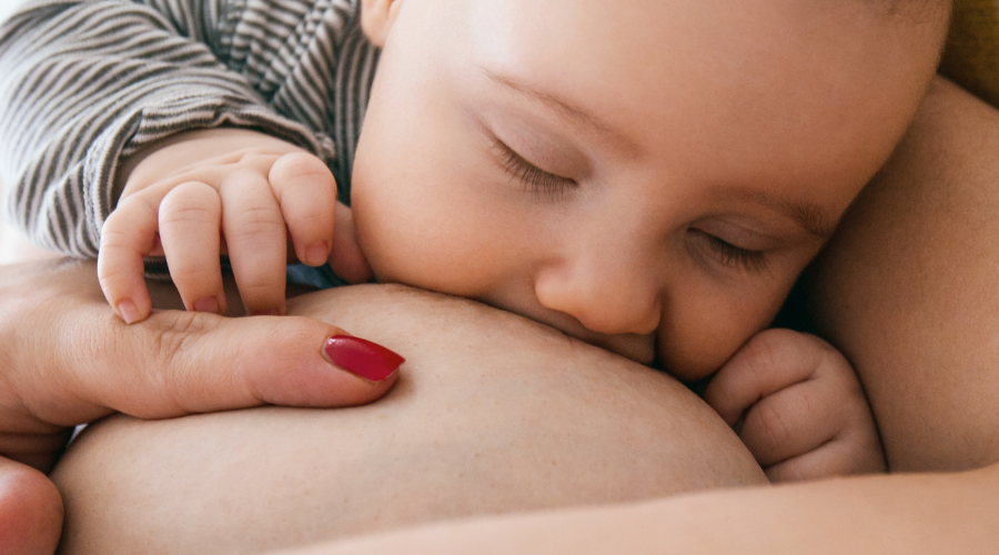 Baby med deep latch og god sutteteknik